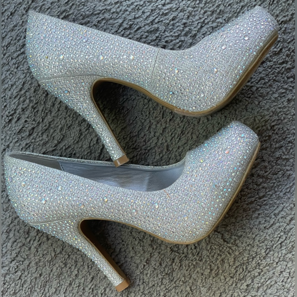 FLOURISH LUCY-06 SILVER SPARKLE 4” heels/wedding shoes. Size 7.